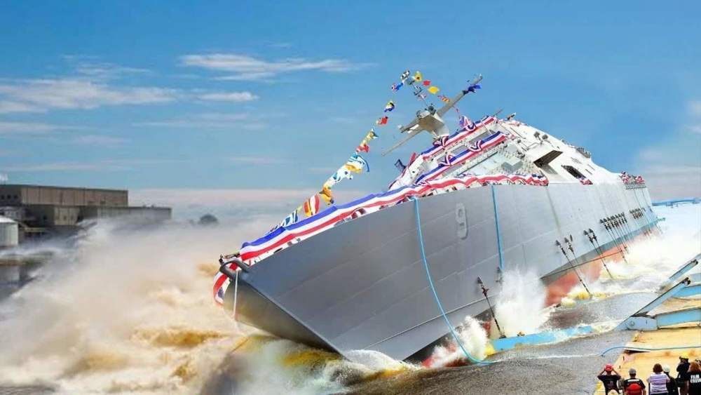 50万吨的巨轮下水瞬间相当于发生一场微型海啸场面壮观