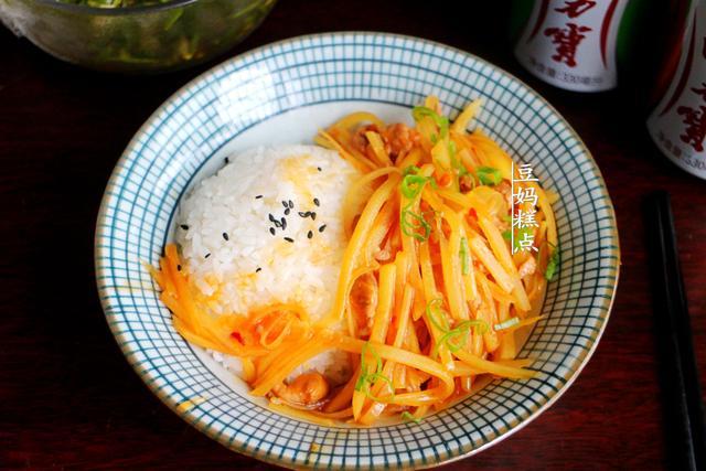 今天咱們來做一份土豆絲蓋飯,簡單又味美,一點兒不比飯店裡的差.