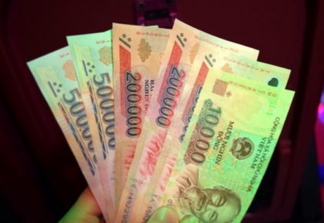 越南姑娘好奇 带1百万越南盾来中国 能玩一周吗 越南 旅游 旅行团 外国人