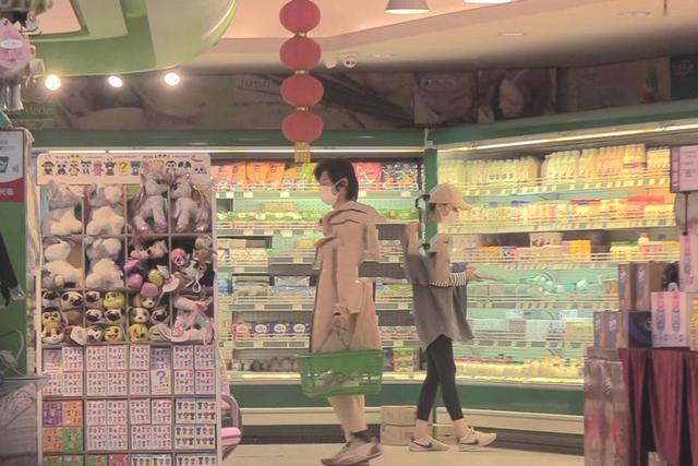 袁泉|袁泉由仨壮男陪伴到医院看病，夏天穿厚外套显瘦弱，病恹恹很憔悴