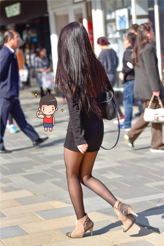 大连街拍花纹黑丝高跟美女迷人侧颜瞬间吸粉无数