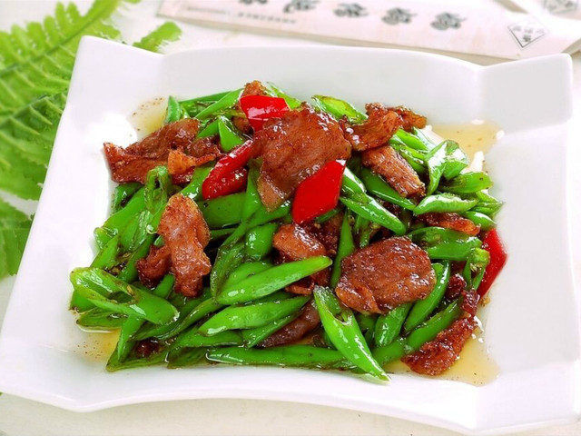 小时候妈妈做的一道青椒小炒肉,当时就让我多吃两碗饭,美味爽口一道