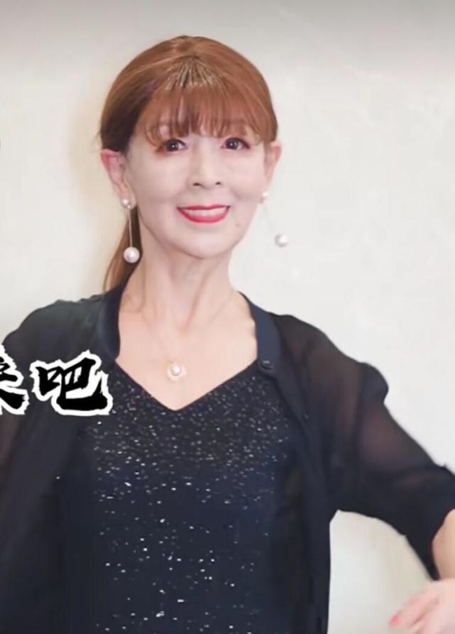 79岁网红汪奶奶浑身上下就剩皮包骨也时尚一字马劈叉很拿手