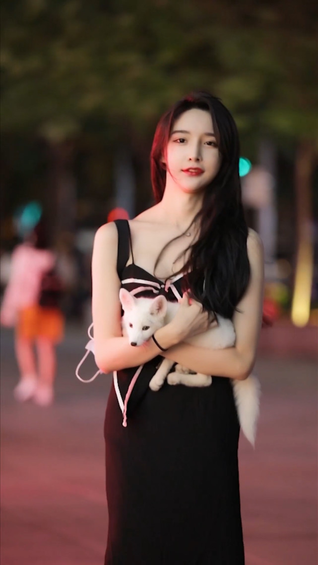 路遇艾比抱着小狐狸,身穿一袭黑色长裙,展示绝佳好气质