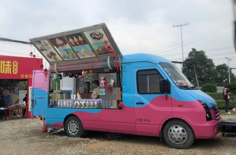 五菱又出新神车,螺蛳粉摆摊车来啦!_腾讯新闻