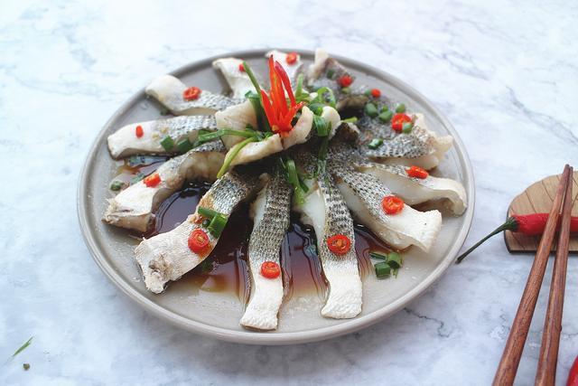 清蒸鲈鱼换个花样比开屏鱼简单比整条蒸易熟轻松光盘不浪费