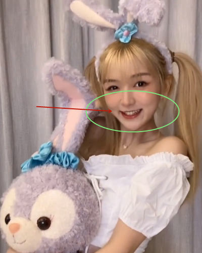 允恩穿"兔子装"扮迪士尼公主,不料被微笑唇抢镜,辨识度越来越低