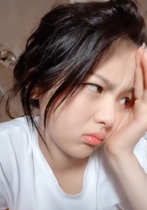 杨超越 "起床照"流出,蓬头垢面怼镜头,生图的奶油肌我酸了