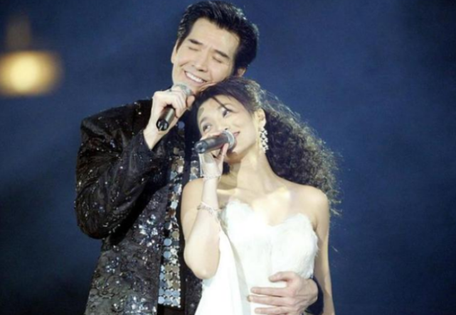 与费翔相爱多年,转身嫁给师父,如今她获得幸福,费翔却依旧单身!