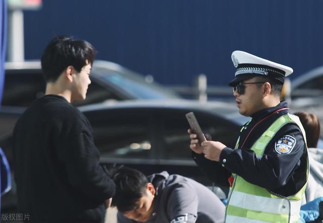 黑人枪杀案后续 涉事警察被解雇 且面临多项指控 腾讯新闻