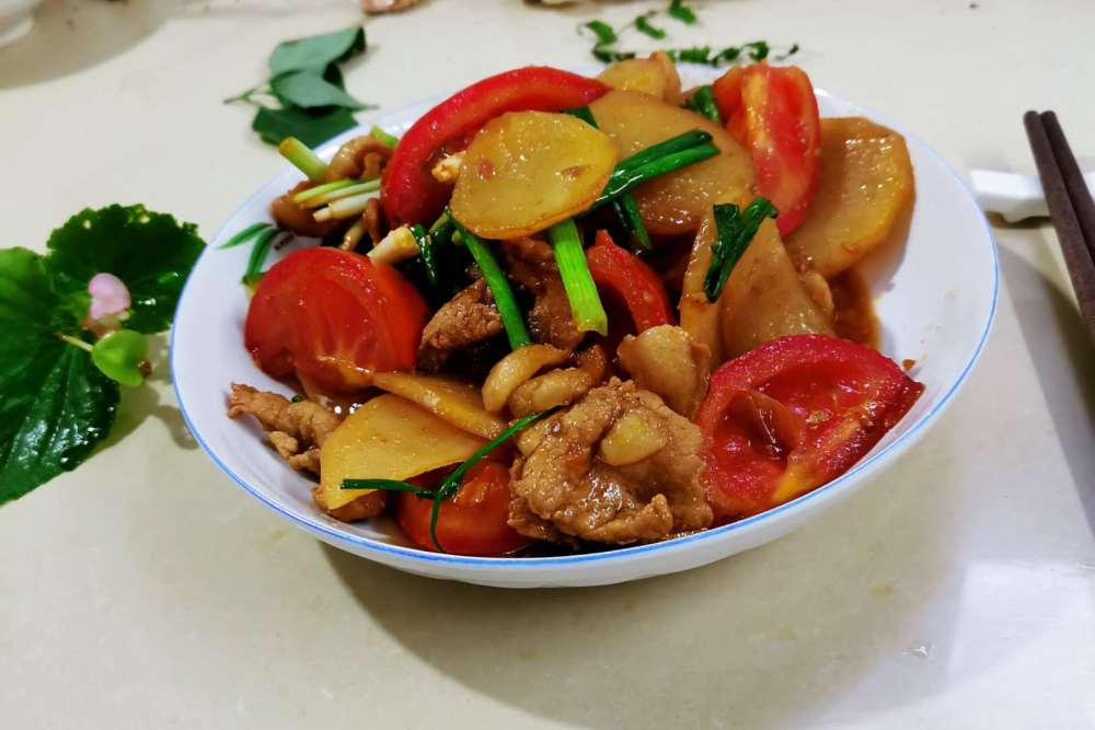 家常菜之瘦肉烧土豆,荤素搭配,浓郁芳香,清爽味鲜