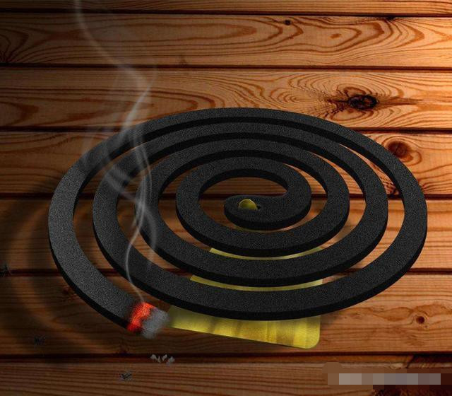 一盘蚊香有两根,就像八卦图案里面的黑白阴阳鱼一样相互缠绕着.