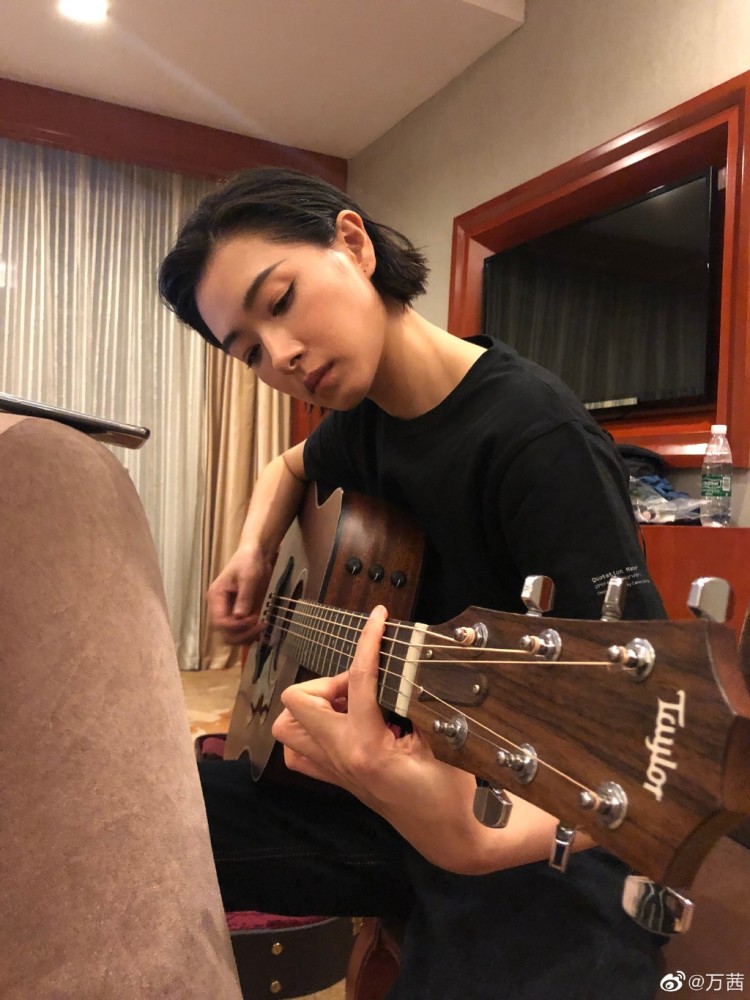 周深|周深继张雨绮后又不认识万茜，本尊喊话：等你从法国排队回来我们认识下