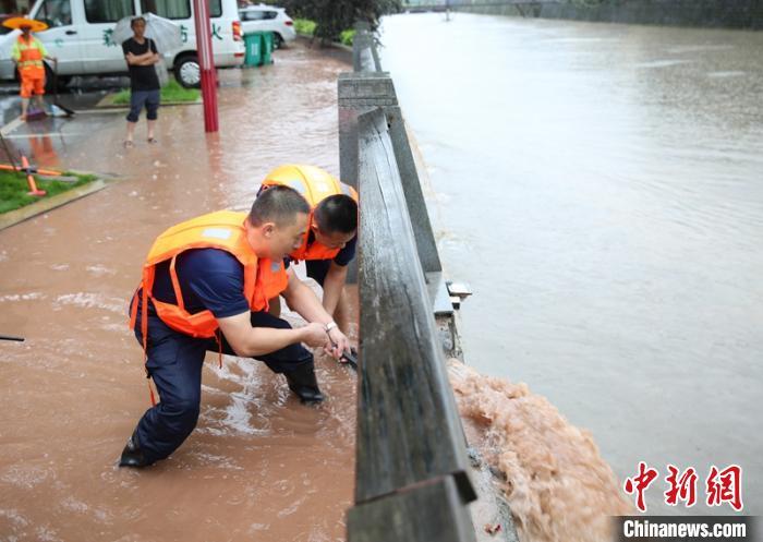 消防救援人員正在疏通排水. 蔣偉 攝