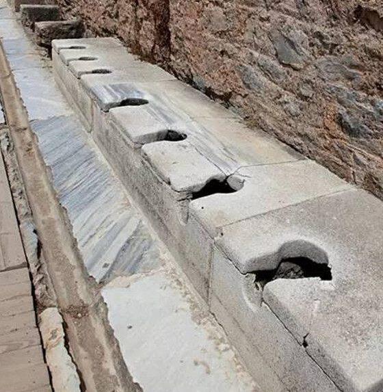 这里就不得不先谈谈中国的厕所文化了,中国最早的茅坑可以追溯到五千