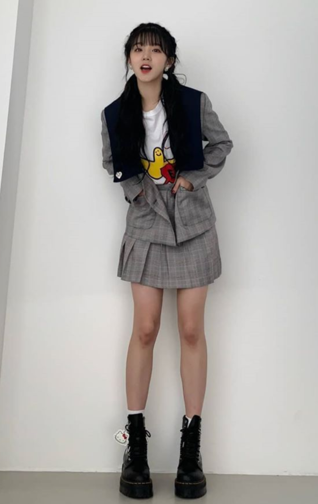 第一次见宋雨琦穿jk制服裙以为会很甜谁知穿出电线腿a到爆