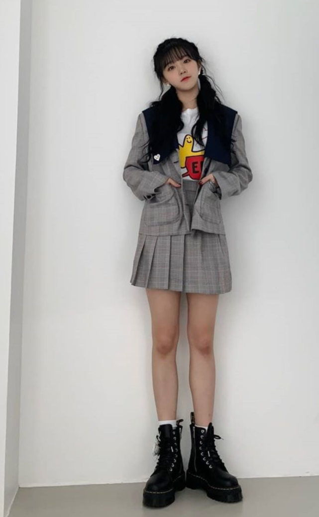 第一次见宋雨琦穿jk制服裙以为会很甜谁知穿出电线腿a到爆