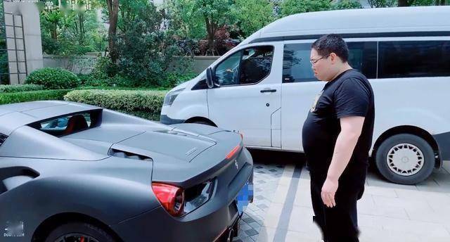 做主播这么挣钱?pdd买千万级别豪车,智勋的车都要400万