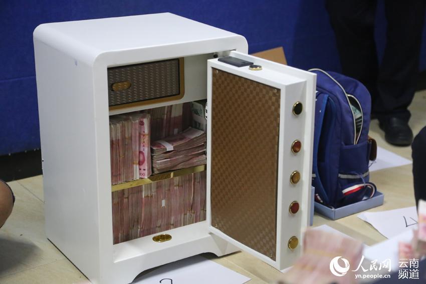 民警惊呼这么多钱毒贩说保险柜买小了