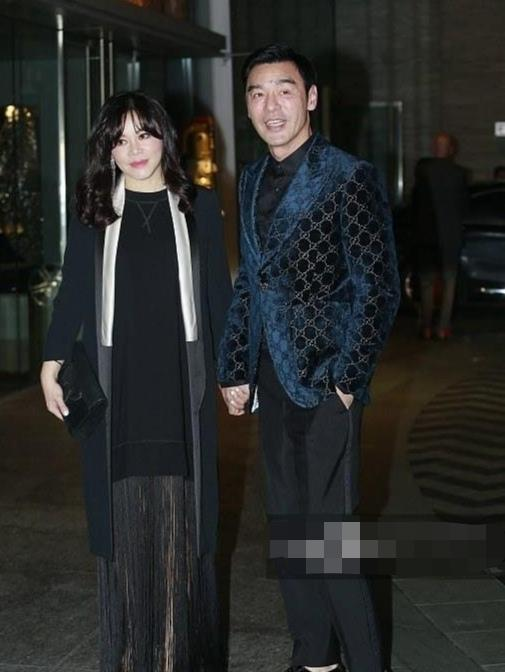 钟镇涛与老婆同框穿蓝色外套帅气减龄看不出与老婆相差13岁