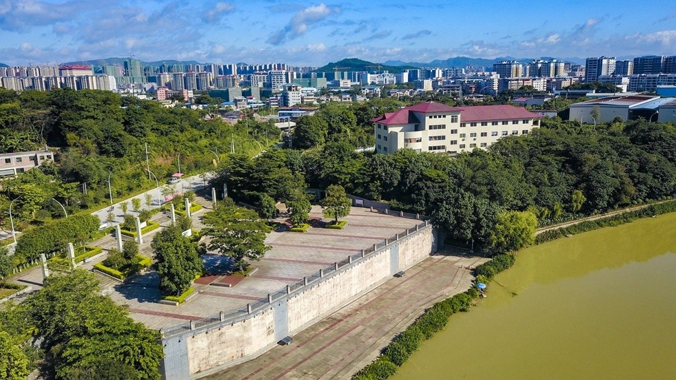 綠樹環繞下的梅縣區親水公園.(南方日報記者 何森垚 攝)