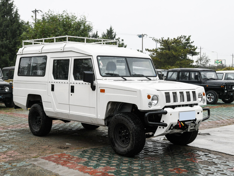 这辆北汽勇士用着类似悍马风格的前脸,在当前整个硬派越野车型中,这个