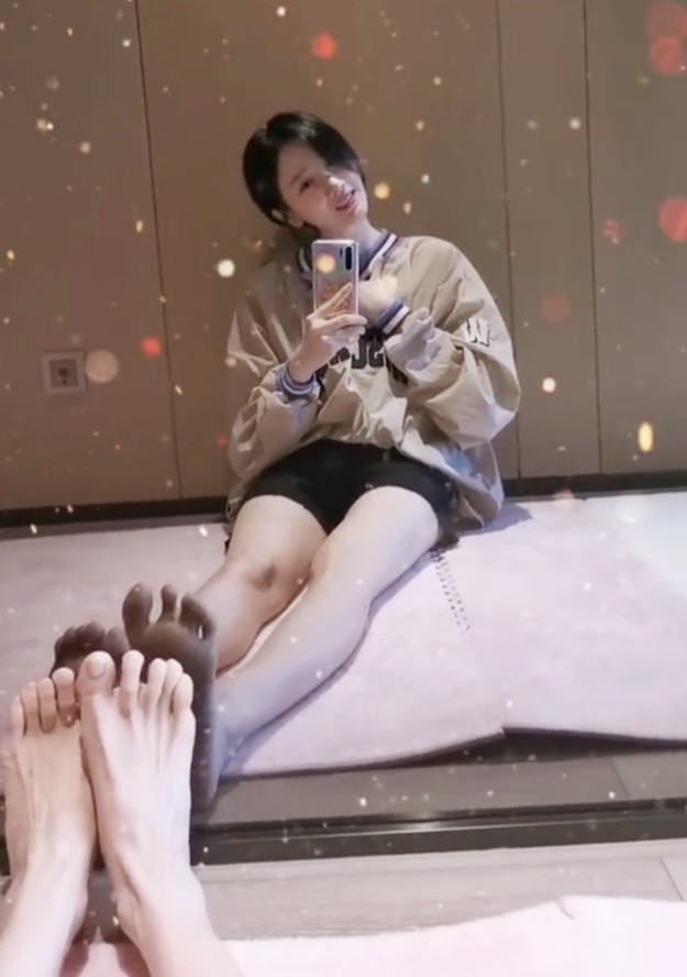 陈小纭坐镜子前拍照本以为穿短裤会秀出直线腿哪知弯死了