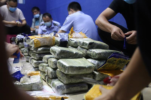 云南边境一团伙以运输矿石掩护贩毒无业人员花百万盖房露馅