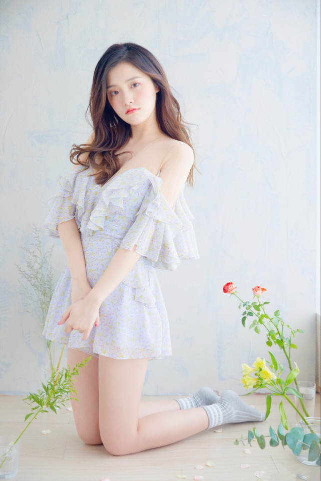 你男友的衣柜里面挑一件t恤或者衬衫搭配短裙或者短裤,隐隐约约最撩人