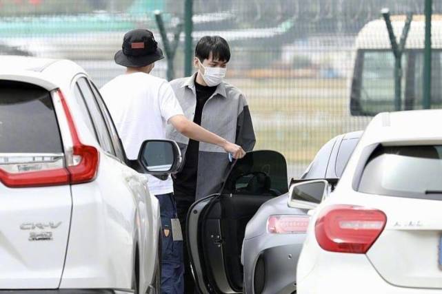 张若昀刘昊然在北京机场相遇一个大秀豪车一个贴心帮忙关车门
