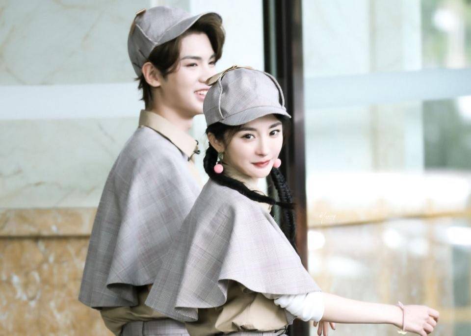 张若昀刘昊然在北京机场相遇一个大秀豪车一个贴心帮忙关车门