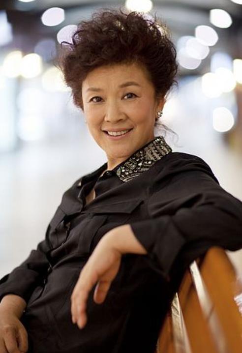 "老戏骨"宋春丽:因拍戏终身未育,现过着儿女双全的幸福生活