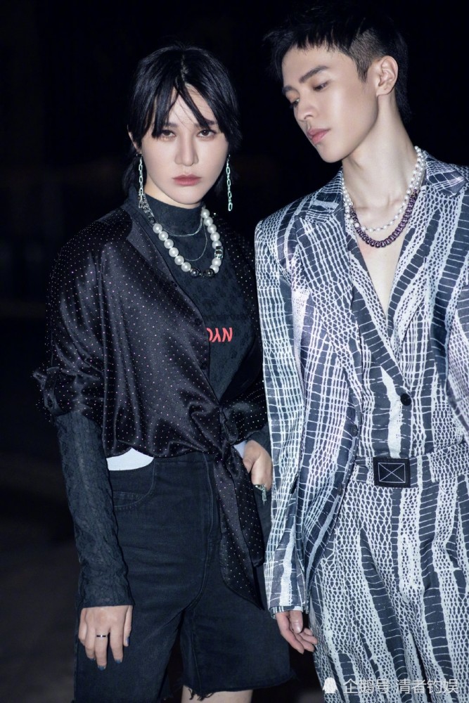 尚雯婕金属风造型炫酷亮相,和帅气新人王南钧亲密同框,输了颜值