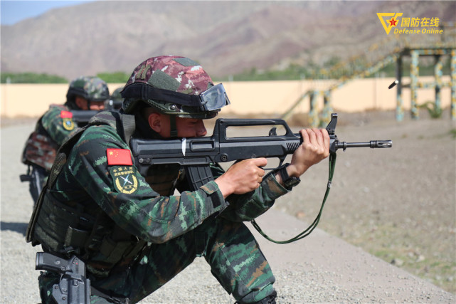 百步穿杨!看武警特战队员实弹射击燃爆夏日