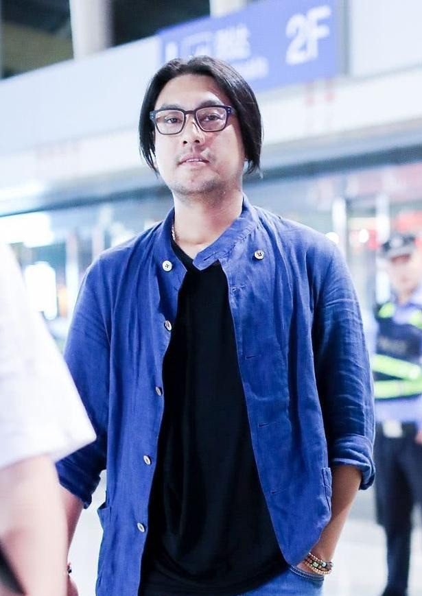 朱孝天携妻走机场,他留胡须发福成邋遢大叔,与妻隔口罩亲吻太甜