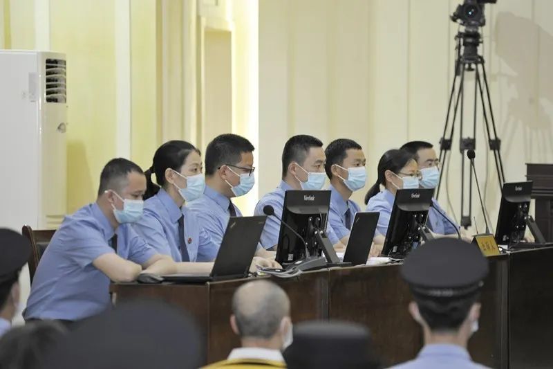 德阳市检察院出庭公诉李贵,谭侠等24人涉黑社会性质组织犯罪案
