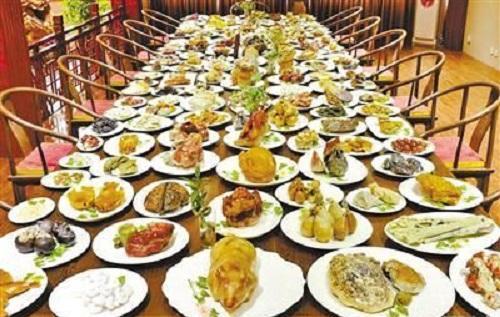 咱中国的国宴可是一点都不马虎的,会有108道菜品的满汉全席,除了有