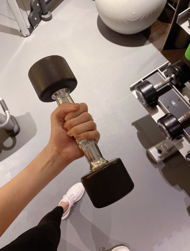 关晓彤晒健身房举铁照,镜头放大10倍,看清脸上的汗,确定不是水?