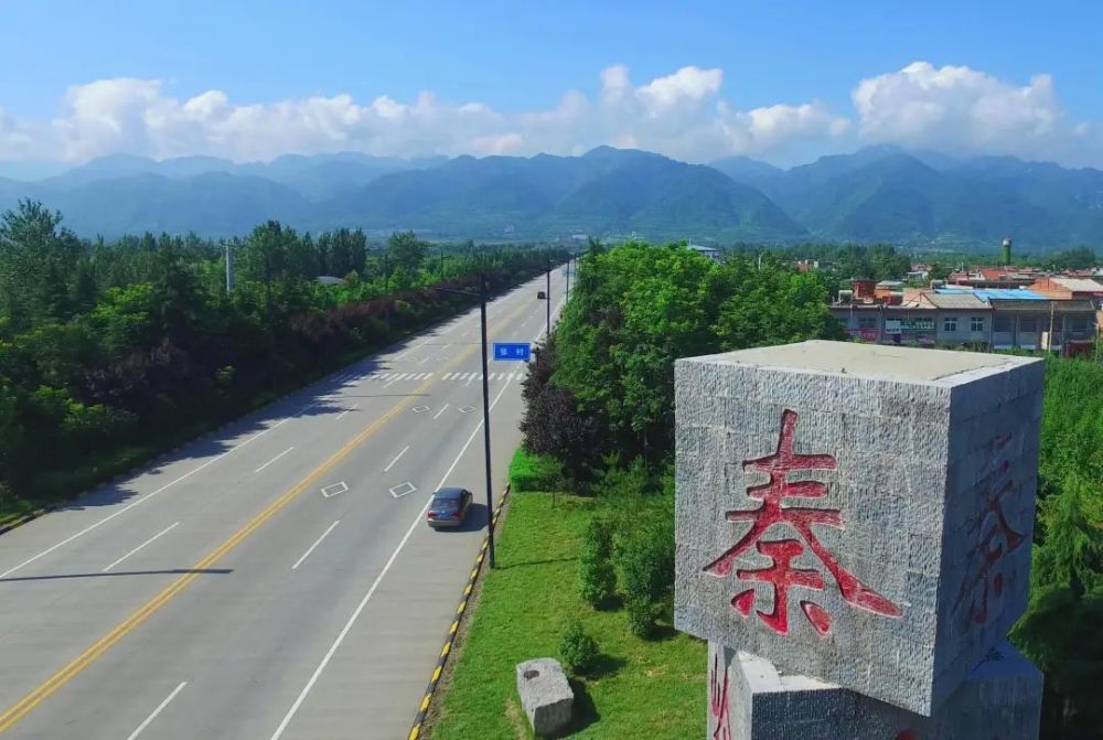 子午大道是城区通往秦岭北麓的一条主干道,是连接城市园林景观和乡村