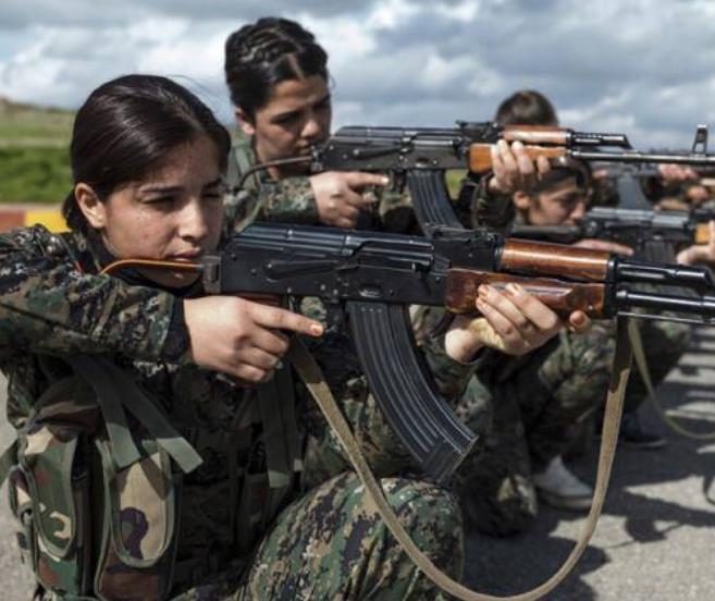 战争中的叙利亚:大多数男性战死,女性提枪变身"女战士"!_腾讯新闻