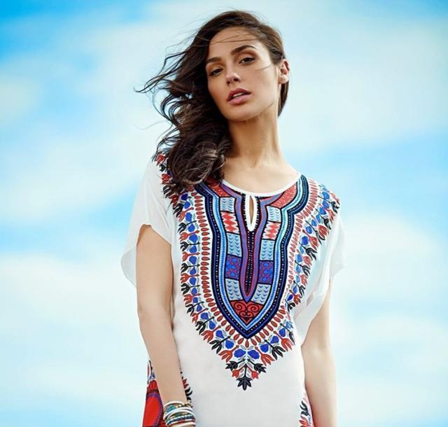 的大长腿和个性的长t恤上面搭配了以色列的文化图案,很有民族特色