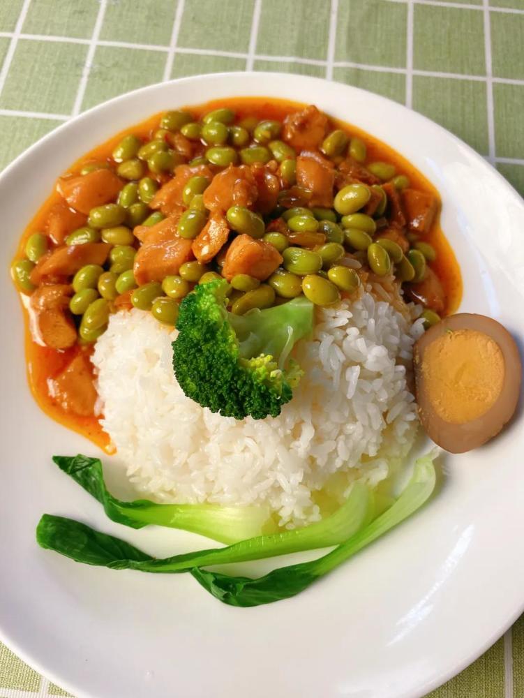 毛豆鸡丁清脆爽口,带有丝丝甜味,吸收了咸香的酱汁,让它们都保持着