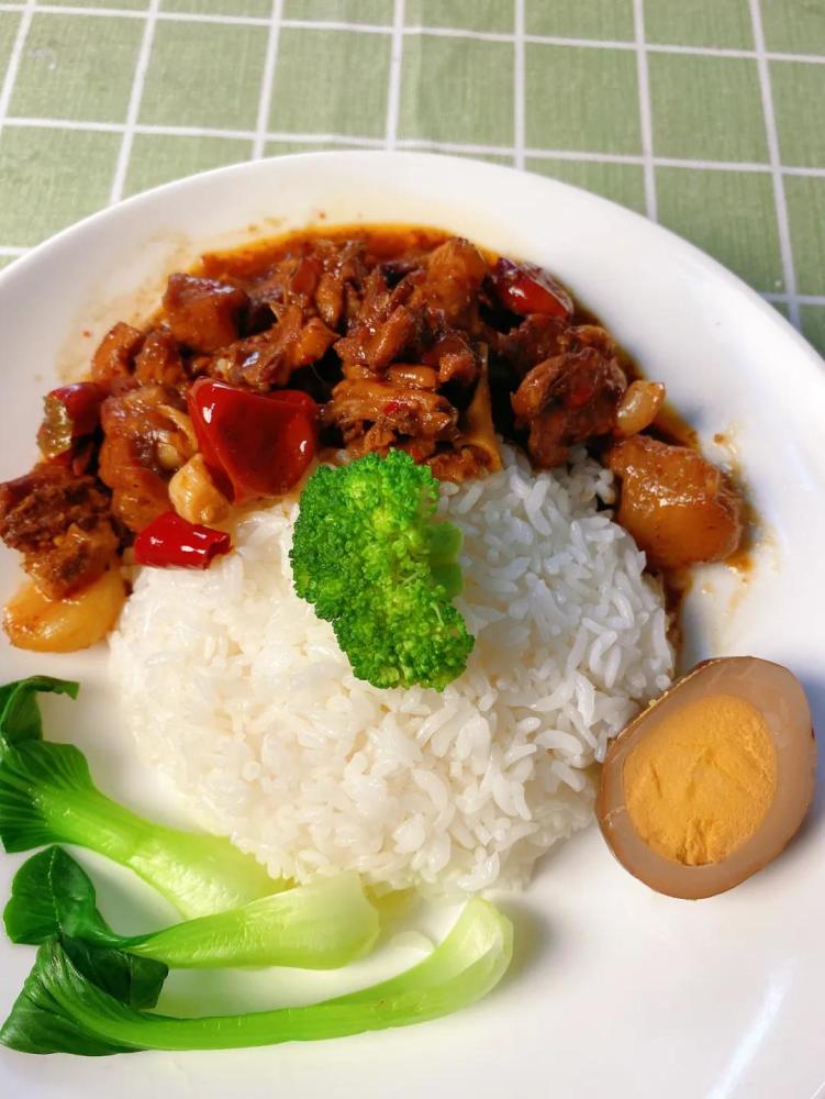 香辣鸡杂平日点单率最高的咖喱鸡饭也没有翻车,黄灿灿的一盘,很有食欲