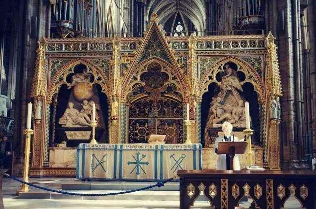 牛顿墓(左);达尔文墓(右)所以我觉得,达尔文的墓也算是一个图腾吧,一