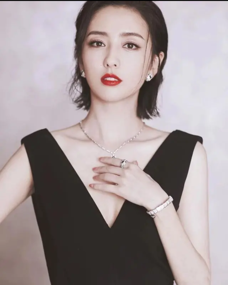 佟丽娅又出新造型,超级适合鹅蛋脸,话说鹅蛋脸还适合什么发型?