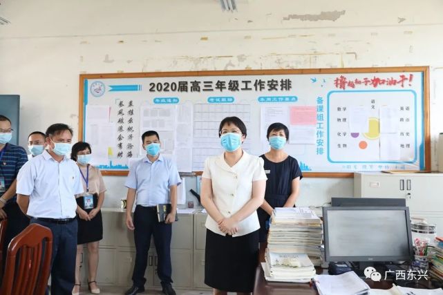 唐轶昂到东兴中学检查高考备考工作为高考学子教师鼓劲加油