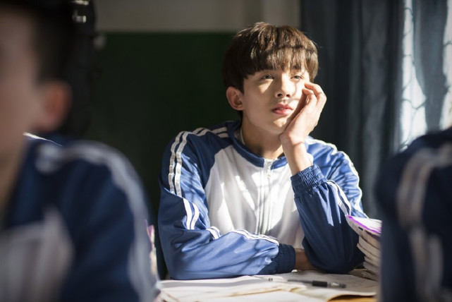 打开腾讯新闻,查看更多图片 >学生时代不少人都非常讨厌穿校服,因为穿