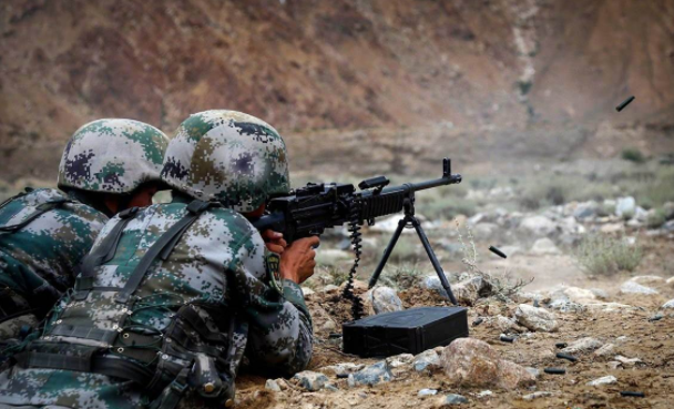 继空降兵之后,中国76集团军重型合成旅,也抵达4200米雪域高原