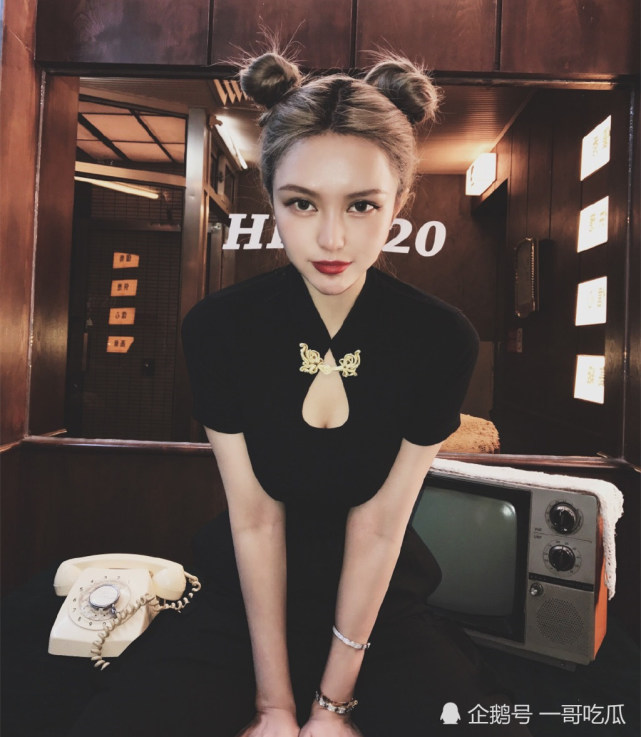 周扬青黑色旗袍写真