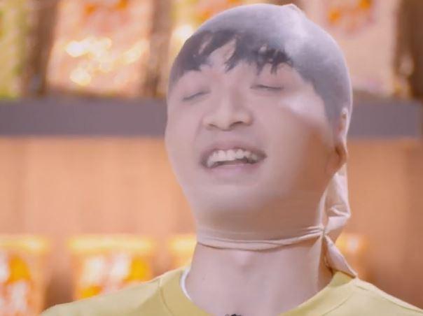 网红歌手头套丝袜露面惹柳岩表情失控曾遭嘲只会翻唱不算歌手